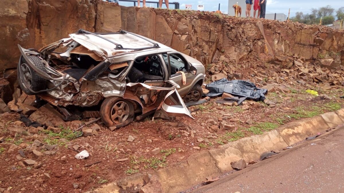 Duas pessoas morrem após carro bater em veículos e capotar em plantação, na  BR-369, em Corbélia, Oeste e Sudoeste
