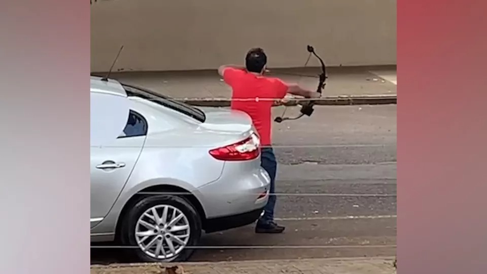 VÍDEO: Homem para carreta da alegria com arco e flecha e gera tumulto em SC