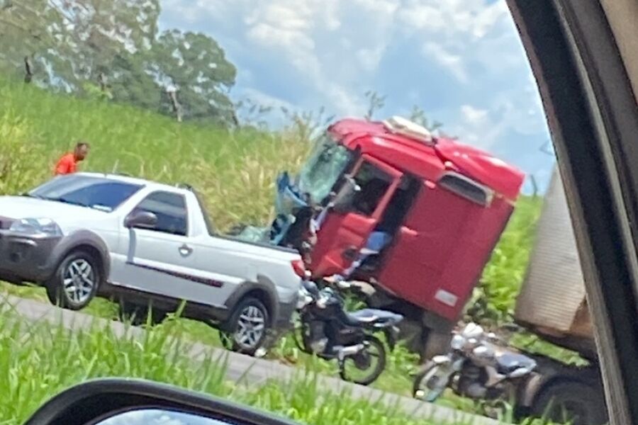 Duas pessoas morrem após carro bater em veículos e capotar em plantação, na  BR-369, em Corbélia, Oeste e Sudoeste