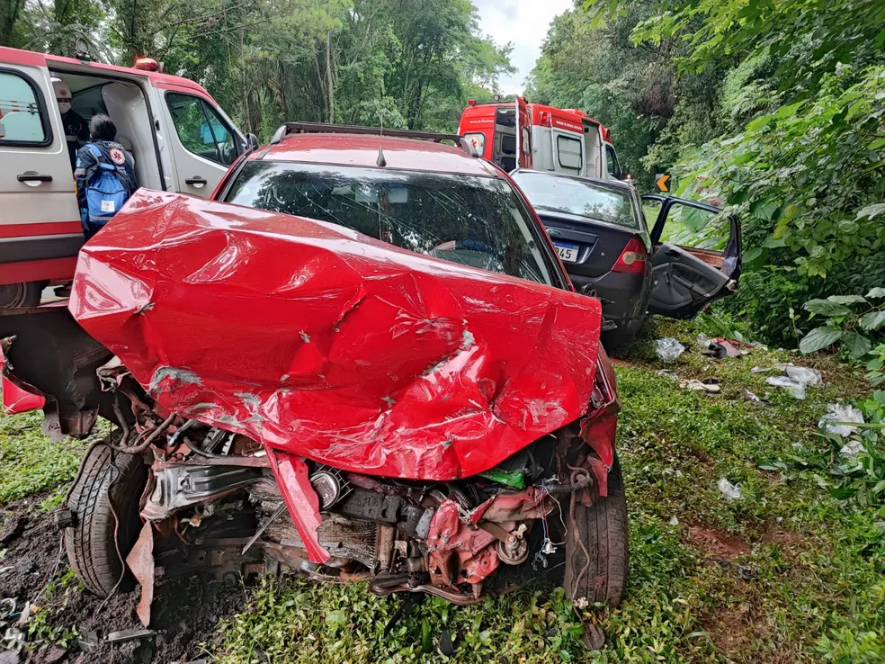 Duas pessoas morrem após carro bater em veículos e capotar em plantação, na  BR-369, em Corbélia, Oeste e Sudoeste